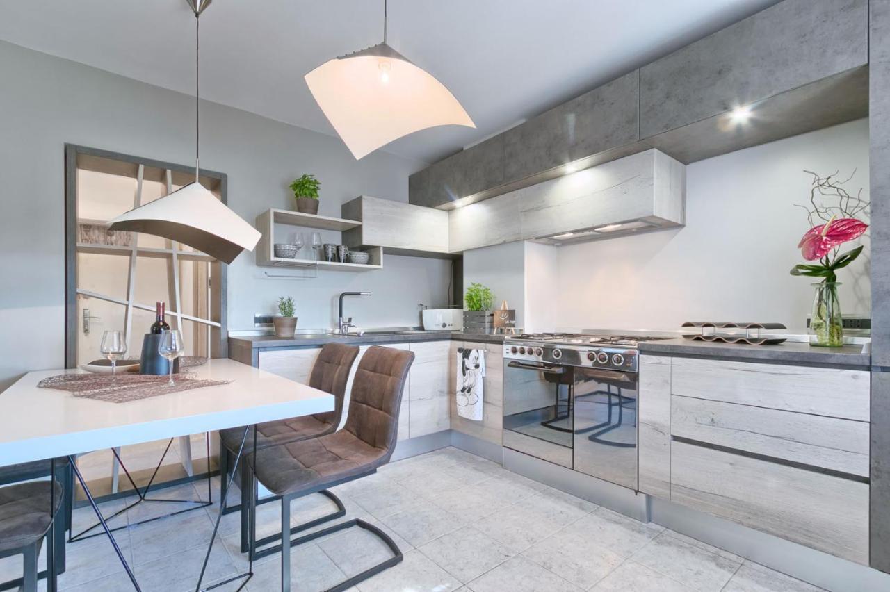 Modern Oasis Apartment プーラ エクステリア 写真