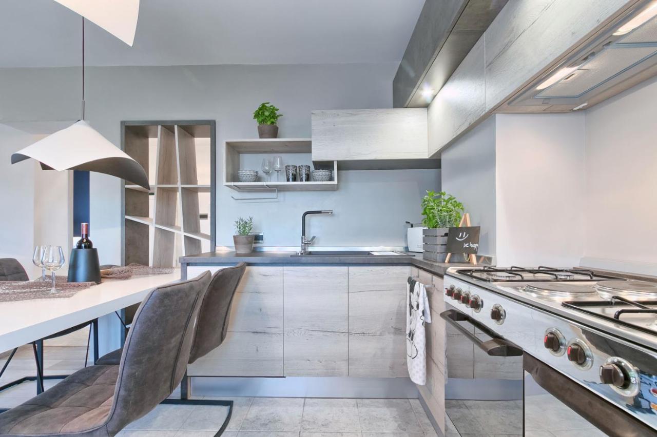 Modern Oasis Apartment プーラ エクステリア 写真